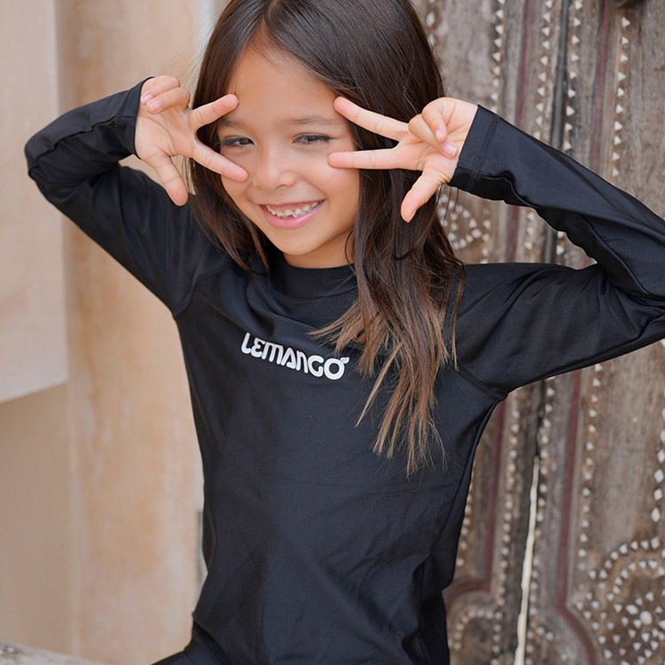 LEMANGO Kids Basic Logo Unisex Rash Guard Black [LSKRG10053385] 디테일