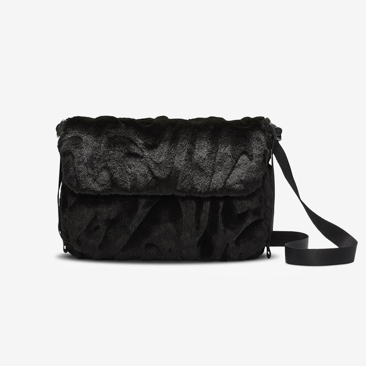 NIKE Futura 365 Faux Fur Crossbody Bag Black [FZ1326-010 Swim Bag] 상품컷